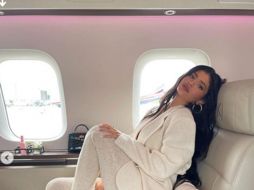 Kylie Jenner josh ndjekësit me poza nga avioni i saj privat