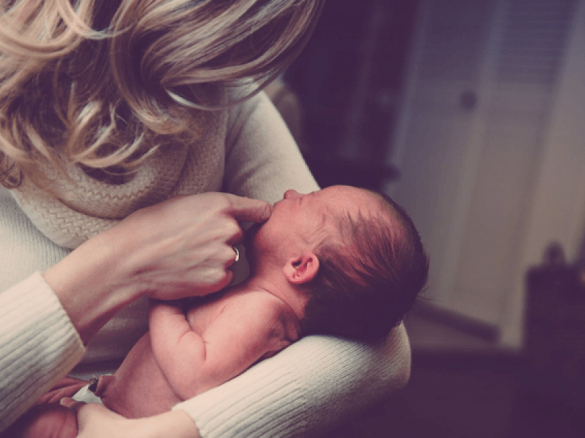 7 ndryshime të papritura që ndodhin në trupin e gruas pas lindjes së fëmijës