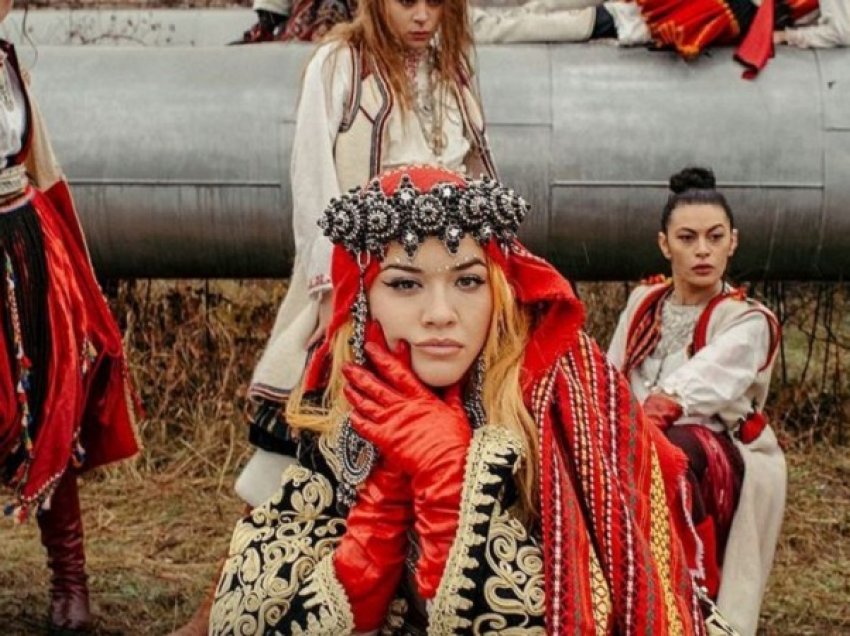 Rita Ora e lumtur për muralin me veshje kombëtare që po i bëhet në Ferizaj