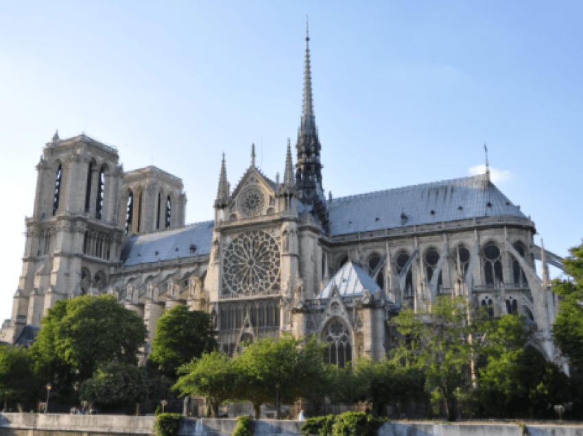 Notre-Dame de Paris do të rihapet në vitin 2024 