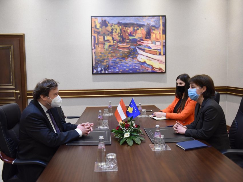 Gërvalla takohet me ambasadorin e Austrisë në Kosovë 