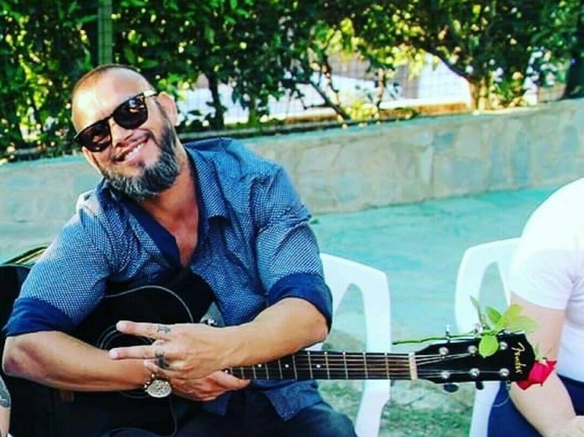 “Këngëtari shqiptar po vdes në burgun grek”, apeli i xhaxhait: E kanë dhunuar vazhdimisht, është në gjendje kritike