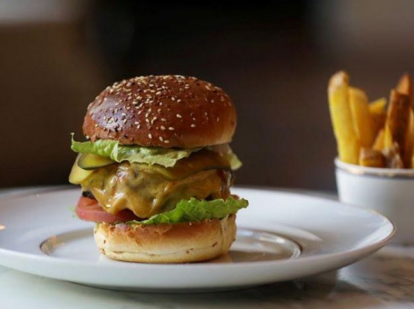 Pandemia detyron shefin e kuzhinës të krijojë një hamburger të ri, bëhet hit në Amsterdam
