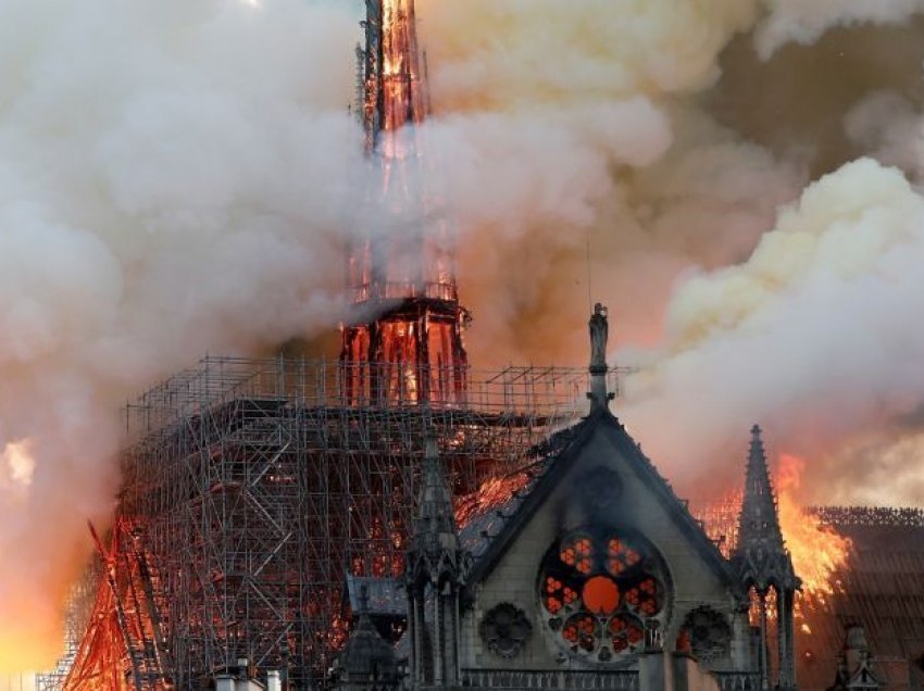 Dëshmitari i zjarrit në Notre Dame i përlotur kujton dramën e vitit 2019