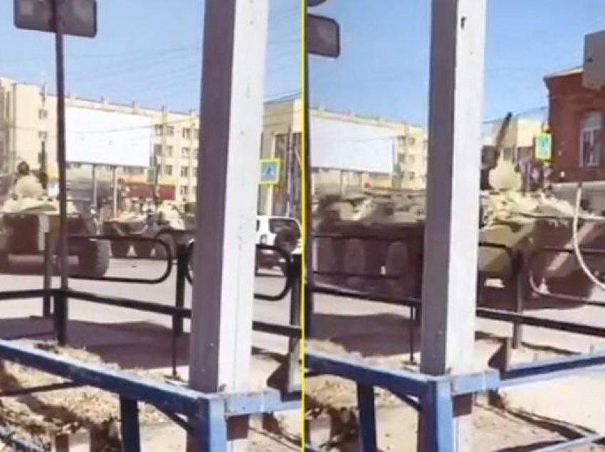 Trupat ruse ngjyrosin tanket e tyre me ‘shirita pushtimi’, ndërsa Putini dërgon 80,000 trupa në kufirin ukrainas