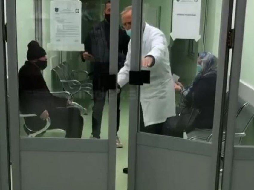 Doktori nga Podujeva refuzon pacientin e moshuar, arsyetohet se e kreu orarin