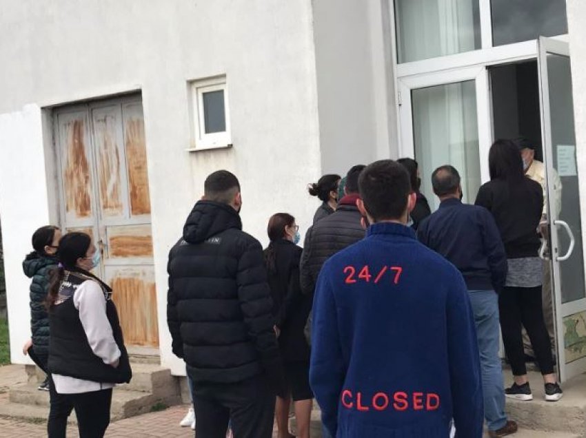 Prishtinë: Qytetarët presin të testohen, pa respektuar as masat elementare antiCOVID