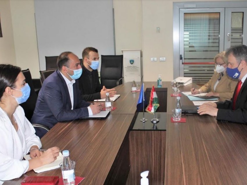 Aliu priti në takim ambasadorin e Hungarisë ne Kosovë Jozsef Bencze