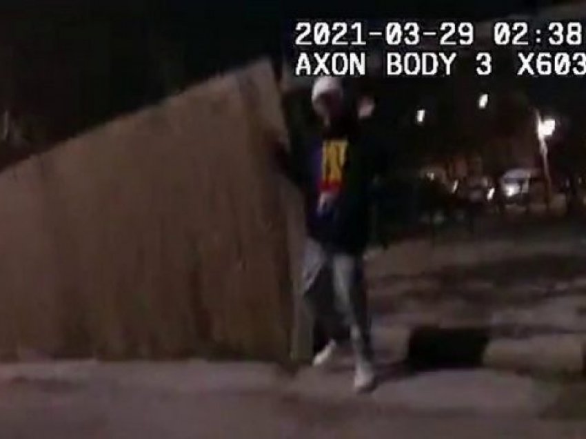 Pamje të rënda, Policia e Chicagos publikon momentin kur qëllohet në gjoks 13-vjeçari