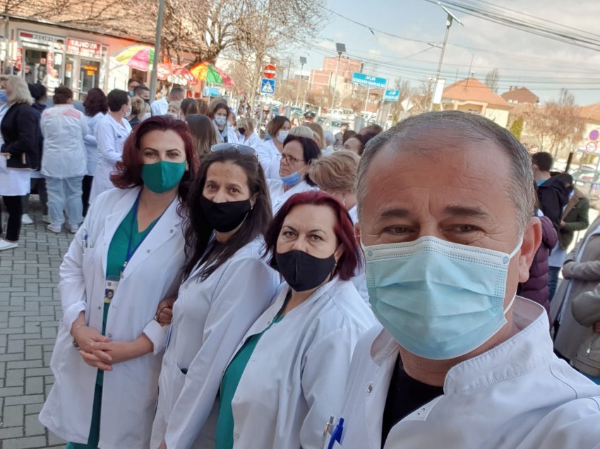 Proteston stafi mjekësor në Podujevë, kërkojnë kthimin e doktorit që nuk e trajtoi pacientin