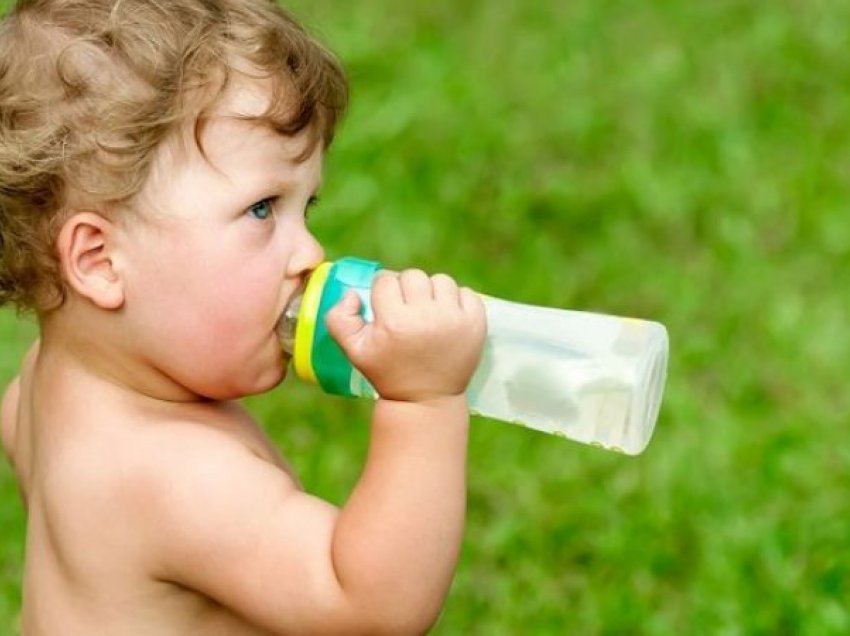 Sa ujë duhet të pinë fëmijët çdo ditë