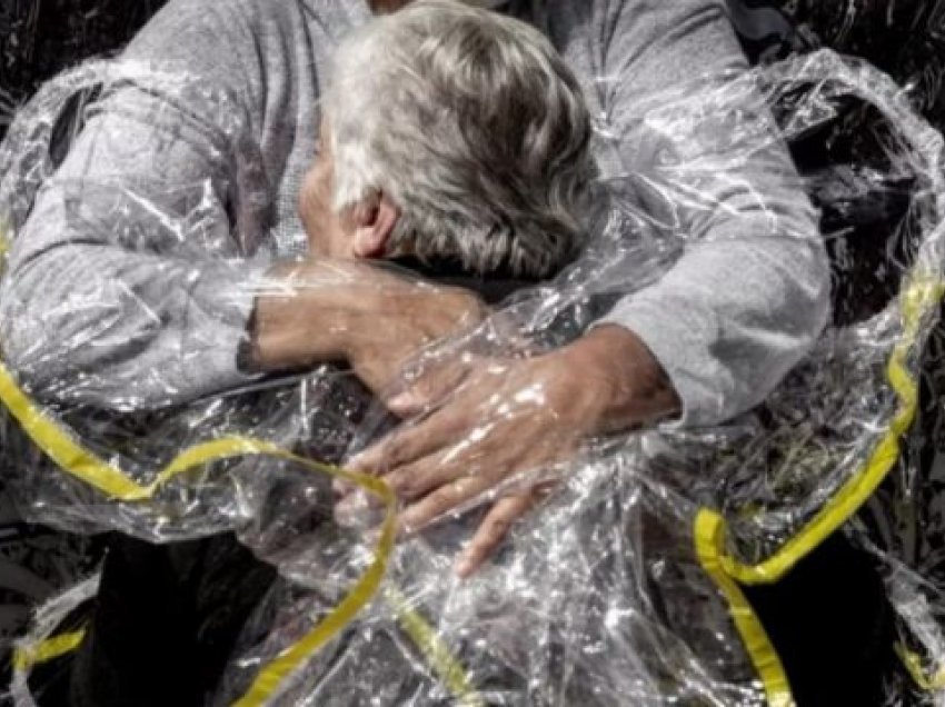 Një përqafim në kohë pandemie fiton çmimin e fotografisë së vitit