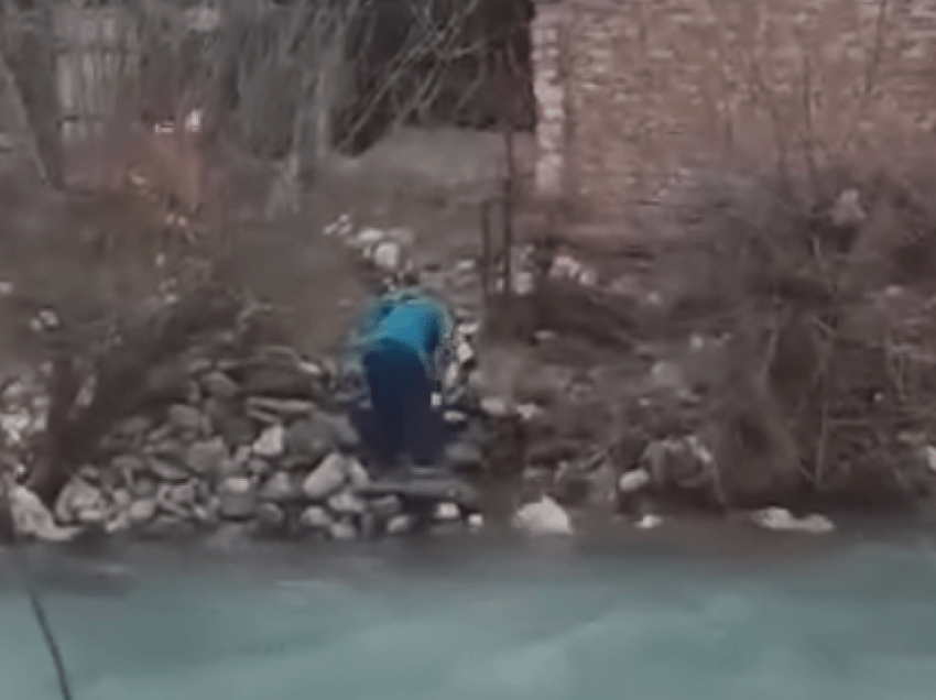 “Turpërimi publik”: Muhaxheri publikon video të një personi teksa hedh mbeturina në Lumbardh