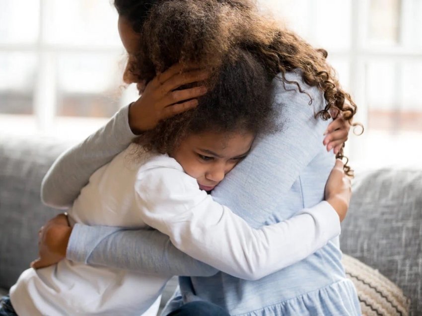 Si ta ndihmoni një fëmijë të shërohet nga trauma