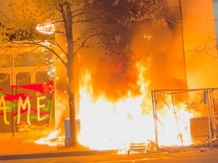 Demonstruesit në Portland djegin dyqanet/ Vrasja e radhës nga policia sjell tjetër valë shkatërrimi në SHBA