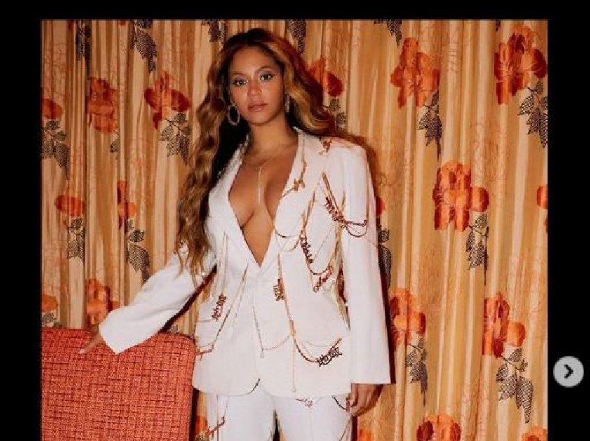 Beyonce pozon joshëse me kostum të bardhë pa reçipeta