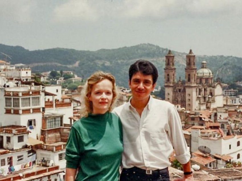 Në vitin 1991 u takuan rastësisht në Aeroportin e Meksikës – historia e çiftit që sivjet festojnë 30 vjetorin e takimit të parë