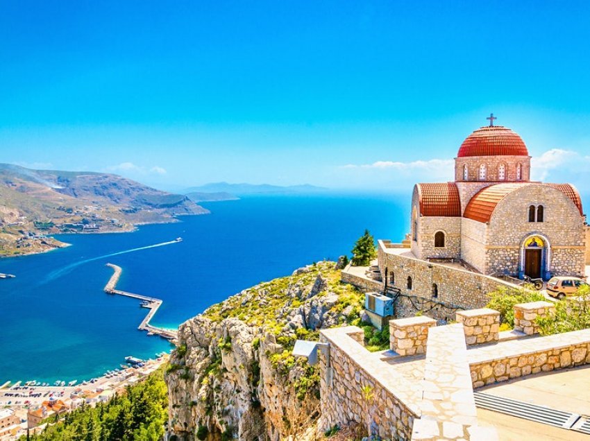 Greqia heq karantinën për vizitorët e 30 vendeve