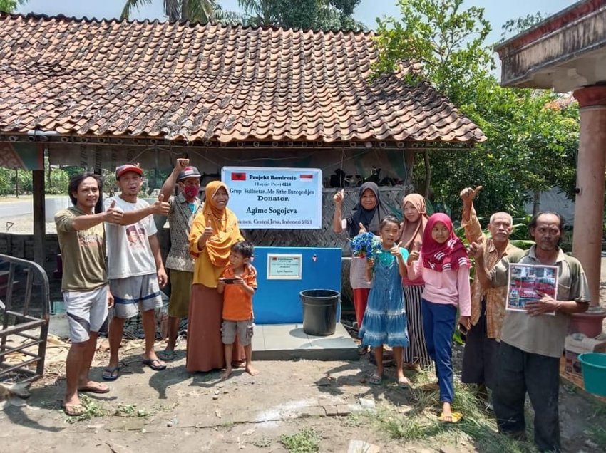 Qytetarja nga Kosova financon një puset uji për banorët e Indonezisë
