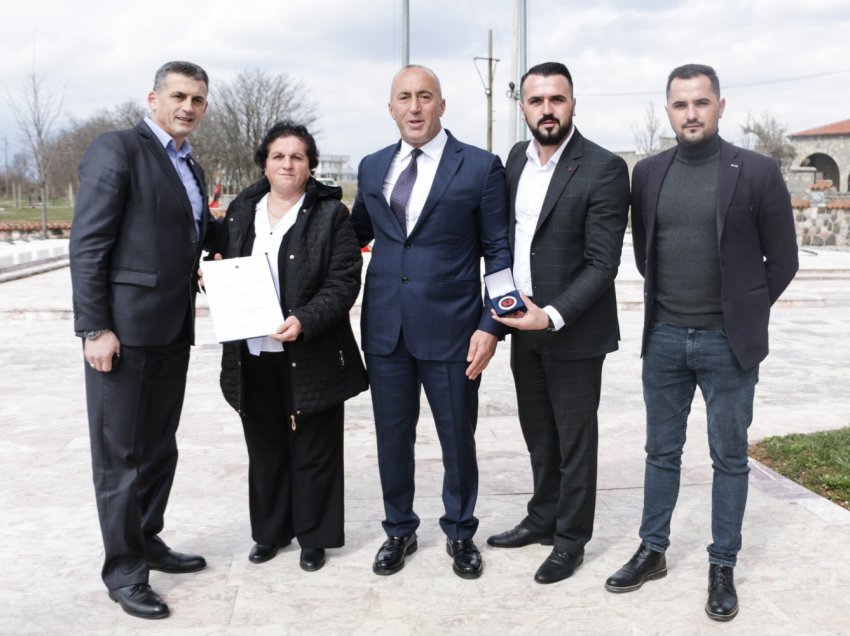 Haradinaj ndan medalje për familjen e Avdyl Gjocaj, për kontribut në çështjen kombëtare