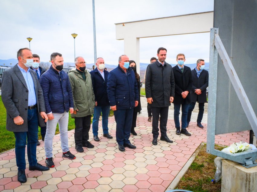 Bulliqi dhe Konjufca bëjnë homazhe pranë varreve të 70 viktimave civil të vrarë në Dyz dhe Koliq