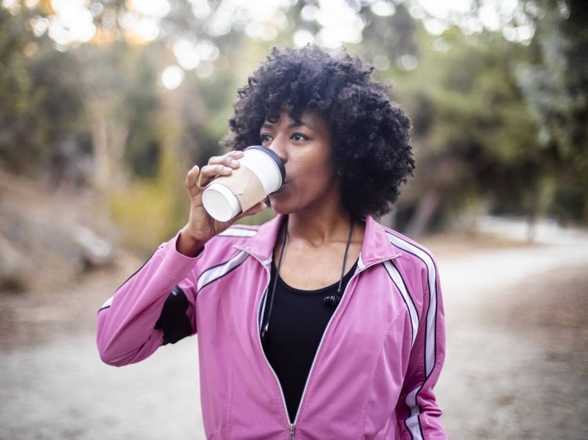 Konsumi i kafes para stërvitjes ju ndihmon të humbisni më shumë peshë