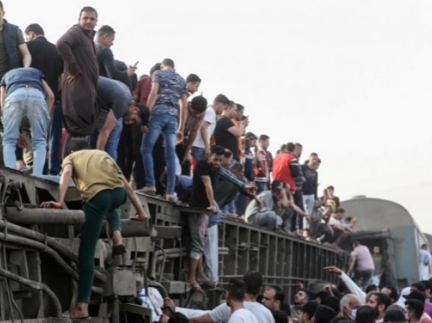 Treni doli nga shinat afër Kajros, të paktën tetë të vdekur