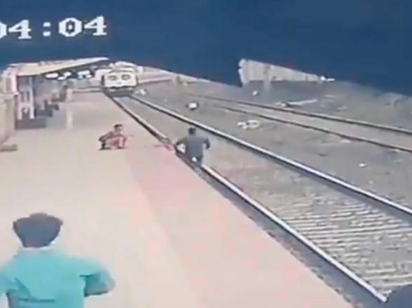 Punëtori i hekurudhës shpëton një fëmijë nga shkelja e trenit në Indi