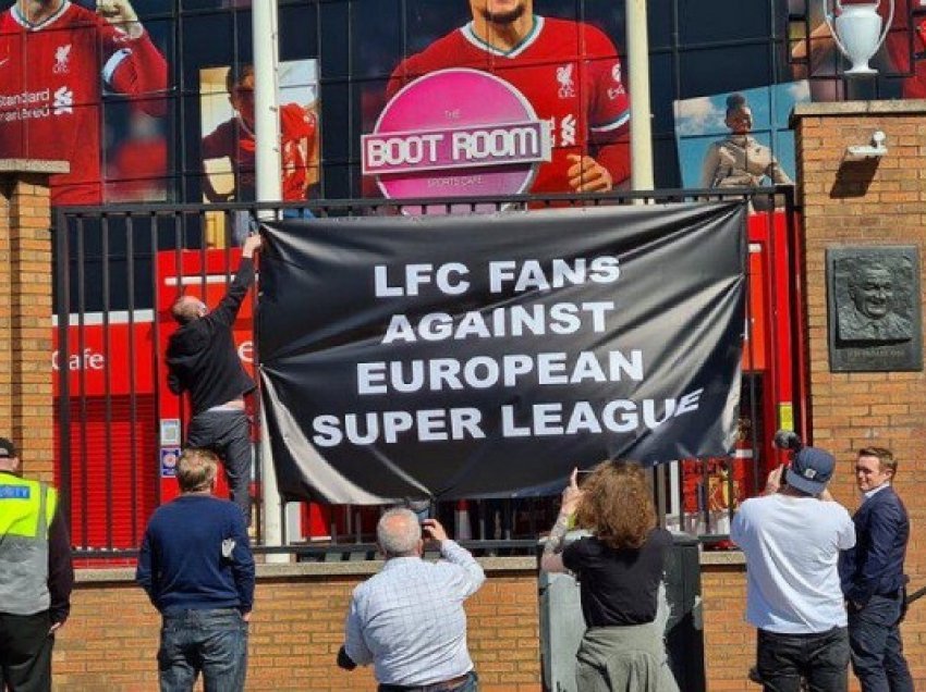 ​Liverpooli në Superligë, tifozët të acaruar ndërmarrin aksion jashtë stadiumit “Anfiedld Road”