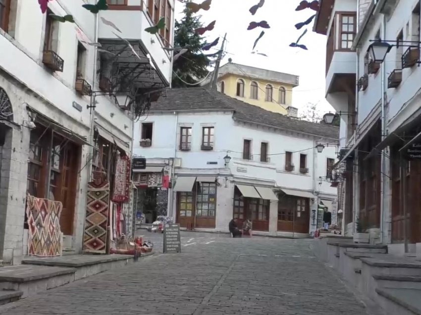 Turistët e parë në Gjirokastër janë nga Zvicra: Qytet i mrekullueshëm, do e rekomandojmë