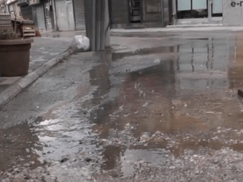 Shpërthen kanalizimi në një lagje në Fushë Kosovë, banorët të frikësuar se mos paraqitet ndonjë sëmundje