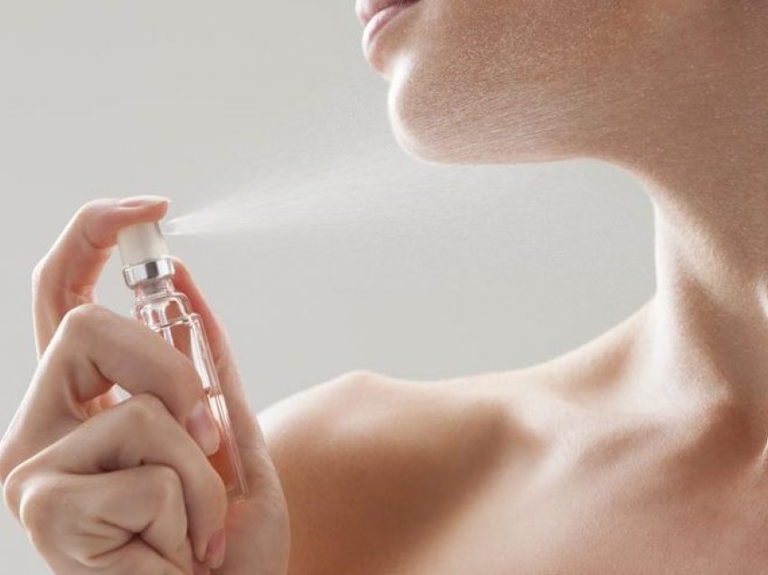 Nëse doni që era e parfumit t’ju zgjasë më shumë, duhet të dini patjetër këto metoda