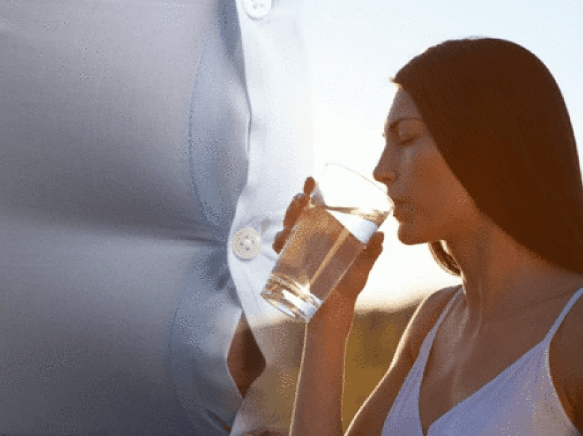 Një gotë ujë ndihmon kur ju fryhet barku