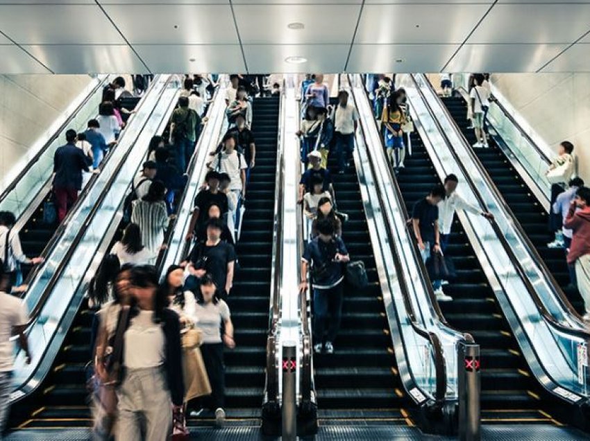 Kush ecën në shkallët lëvizëse gjobitet, prefektuara japoneze gati për ligjin më të ri