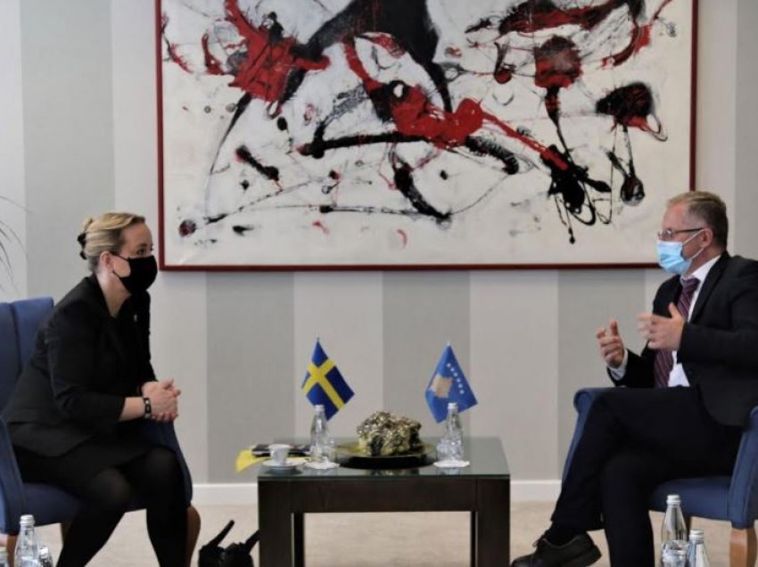 Bislimi takohet me ambasadoren suedeze, bisedojnë për çështjen e integrimeve evropiane