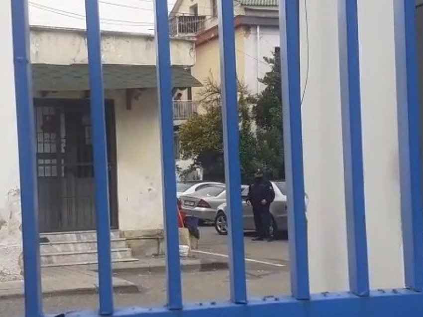 Elbasan/ Shoqërohet një person nga policia, ka plagë në kokë. Nuk dihet nëse…