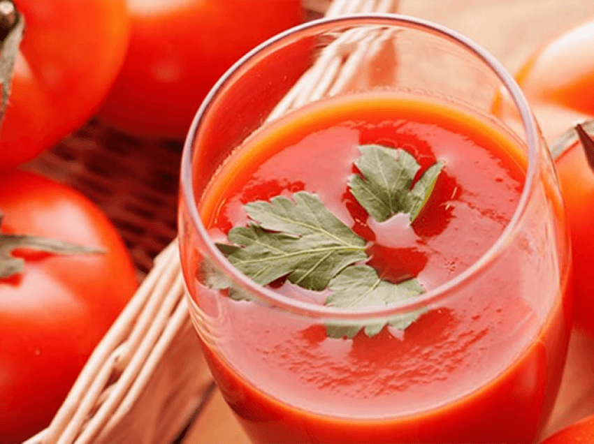 Pse duhet të pini lëng domatesh çdo mëngjes – Dobitë që i sjellë organizmit
