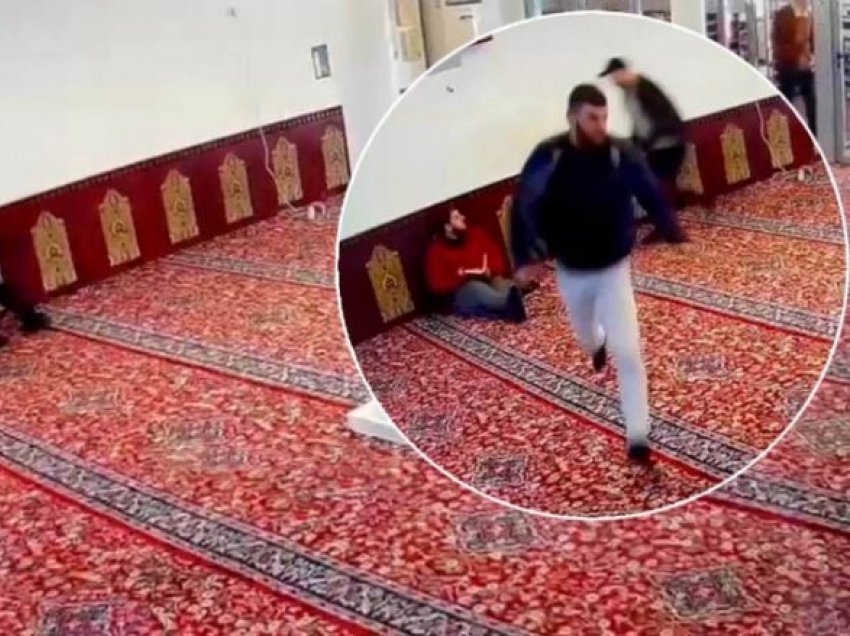 Momenti kur sulmohen me thikë besimtarët në xhaminë e Tiranës (Pamje të rënda)