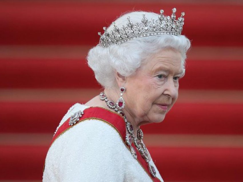 Parashikoi rënien e kullave binjake/ Nostradamusi tregon çfarë do ndodhë me mbretëreshën Elisabeth II!