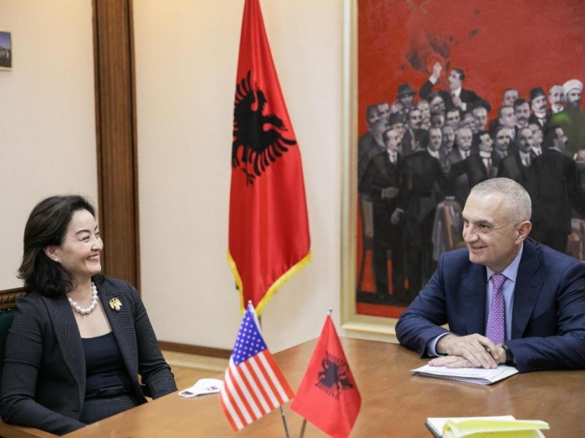 Presidenti Meta pret në takim ambasadoren e SHBA dhe vendeve të BE: E diela do të jetë një ditë feste për të gjithë shqiptarët