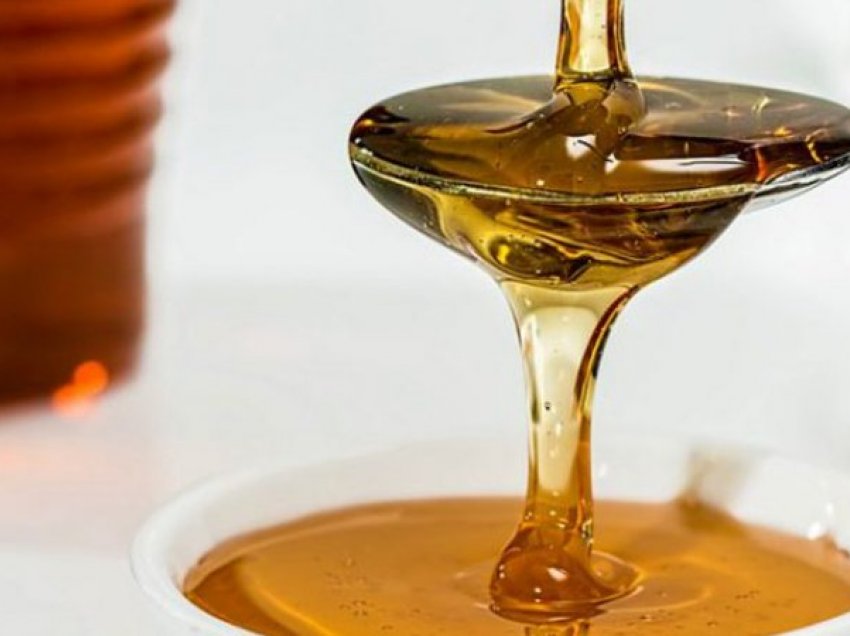 Mos përdorni kurrë lugë metali për mjaltin, ekspertët tregojnë se rrezikoni shumë