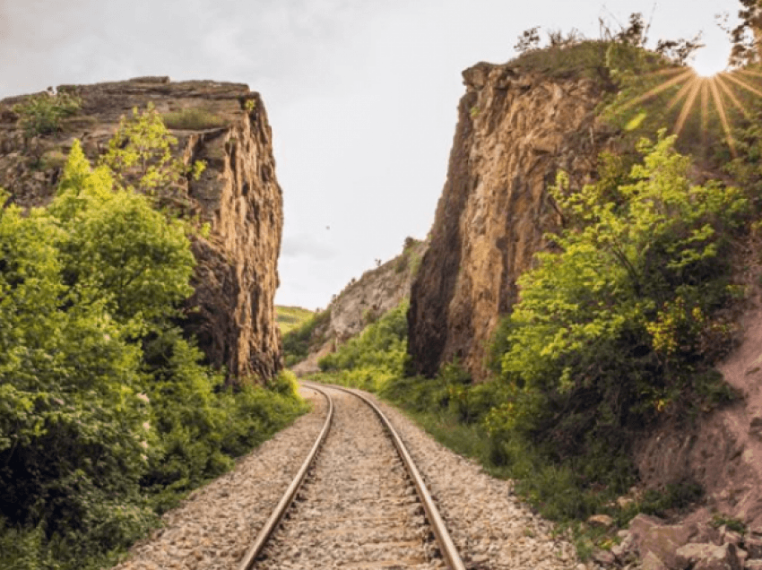 Historia e trishtë e hekurudhës Prishtinë-Pejë: A keni dëgjuar për Gurin e Palkës?