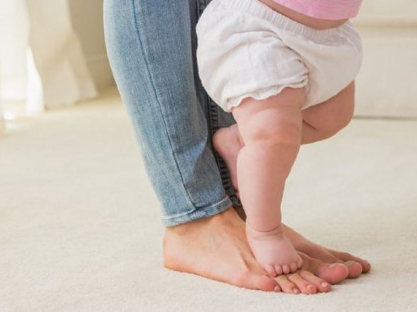 Çorapet zbathen vazhdimisht: Pse është mirë që fëmija të ecë zbathur?