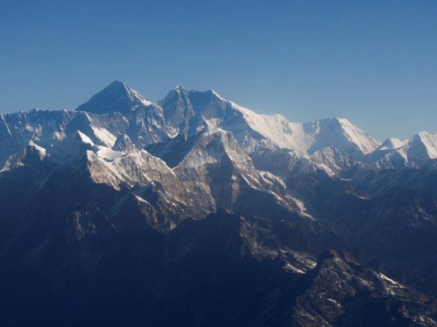 Mount Everest: Koronavirusi arrin edhe në majën më të lartë në botë
