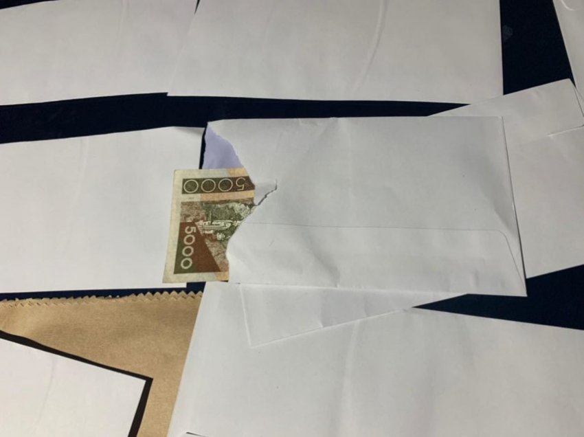  28 zarfe me para, policia arreston në flagrancë dy persona në automjetin “Passat” teksa…