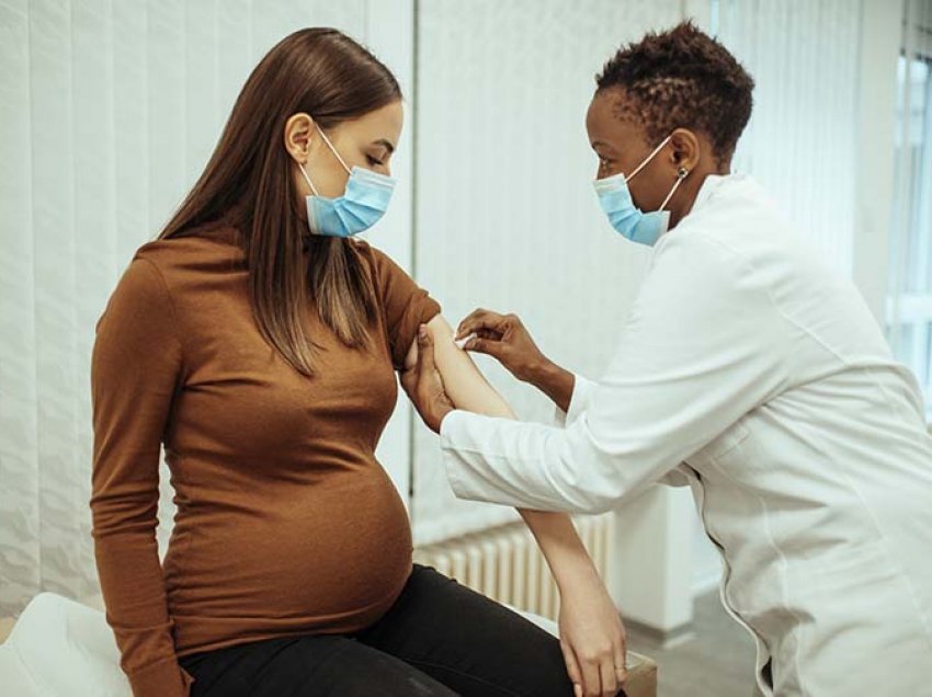 CDC-ja inkurajon gratë shtatzëna që të marrin vaksinat anti covid