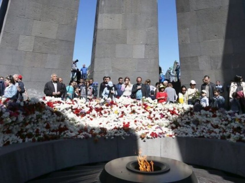 Përkujtohet gjenocidi armen, qytetarët marshojnë në Jerevan, pritet njoftimi i Biden