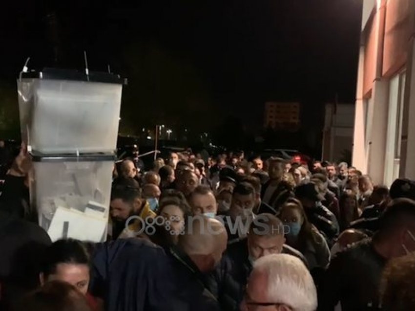 Durrës, qindra qytetarë në KZAZ-në 22 dorëzojnë kutitë e votimit, por harrohen masat