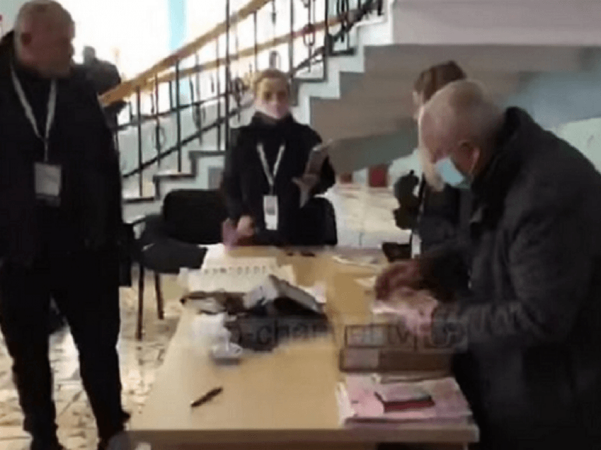 Kërcënuan me armë zjarri votuesin në qendrën e votimit në Lekbibaj/ Arrestohet autori, në kërkim dy vëllezërit e tij