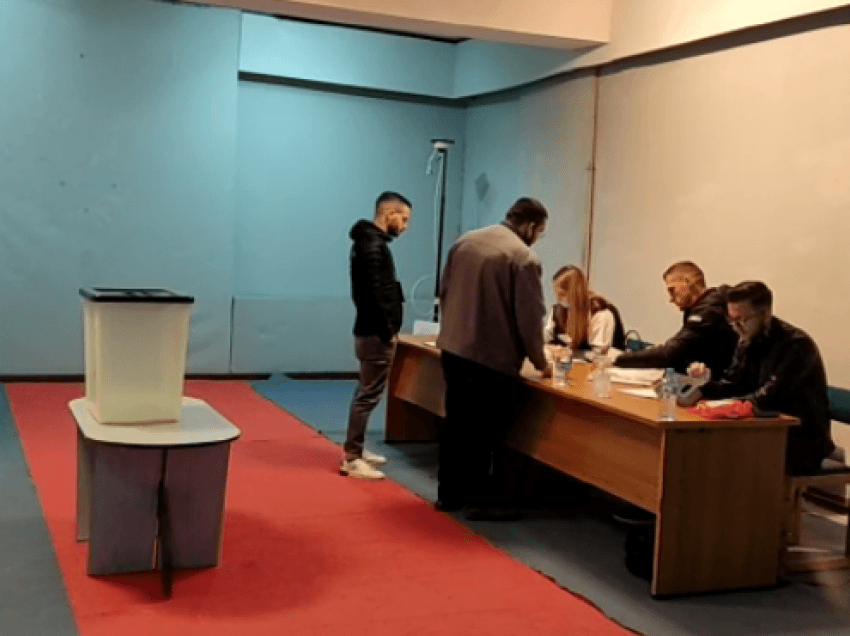 Probleme me pajisjet elektronike, në dy Qendra Votimi në Lezhë nuk ka nisur procesi i votimit